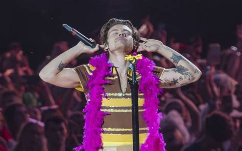 La Folle Fête de Houston: Un Concert Extravagant avec le Charismatique Harry Styles !