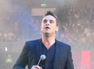 Concert de Robbie Williams à Paris : Une Nuit Inoubliable avec le Roi de la Pop Britannique!